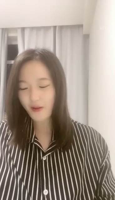 这个粉嫩嫩小美女真是会玩啊 脱光光躺在床上 尽力张开笔直大长腿逼穴清晰诱人