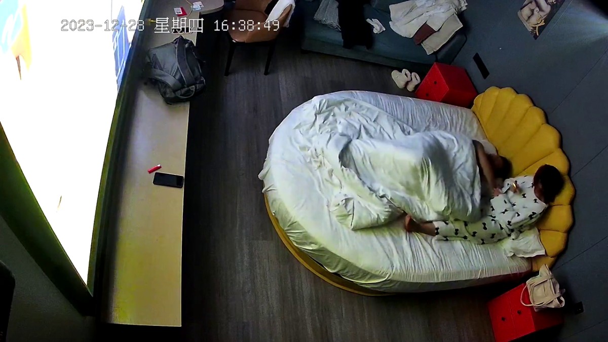 2024-1-2新流出酒店新台 超清镜头偷拍 美女穿着黑丝被内射后又用嘴清理