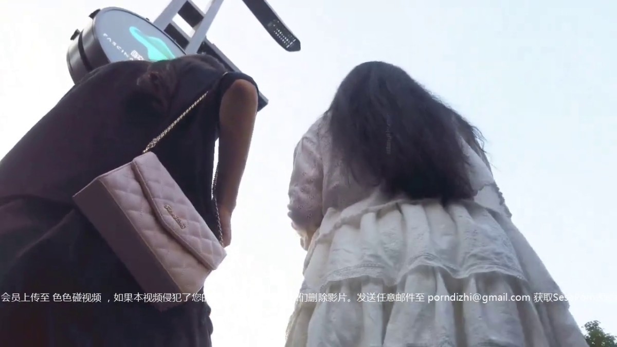 -大神尾随偷窥漂亮小姐姐