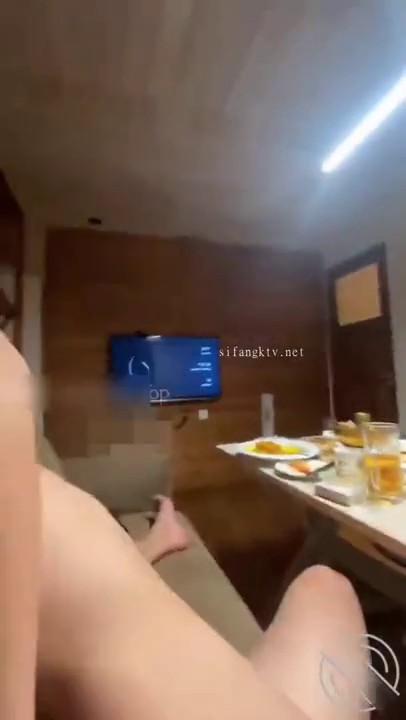 两天操五次女房东，不仅在摩天轮上操，连吃饭都要内射一发