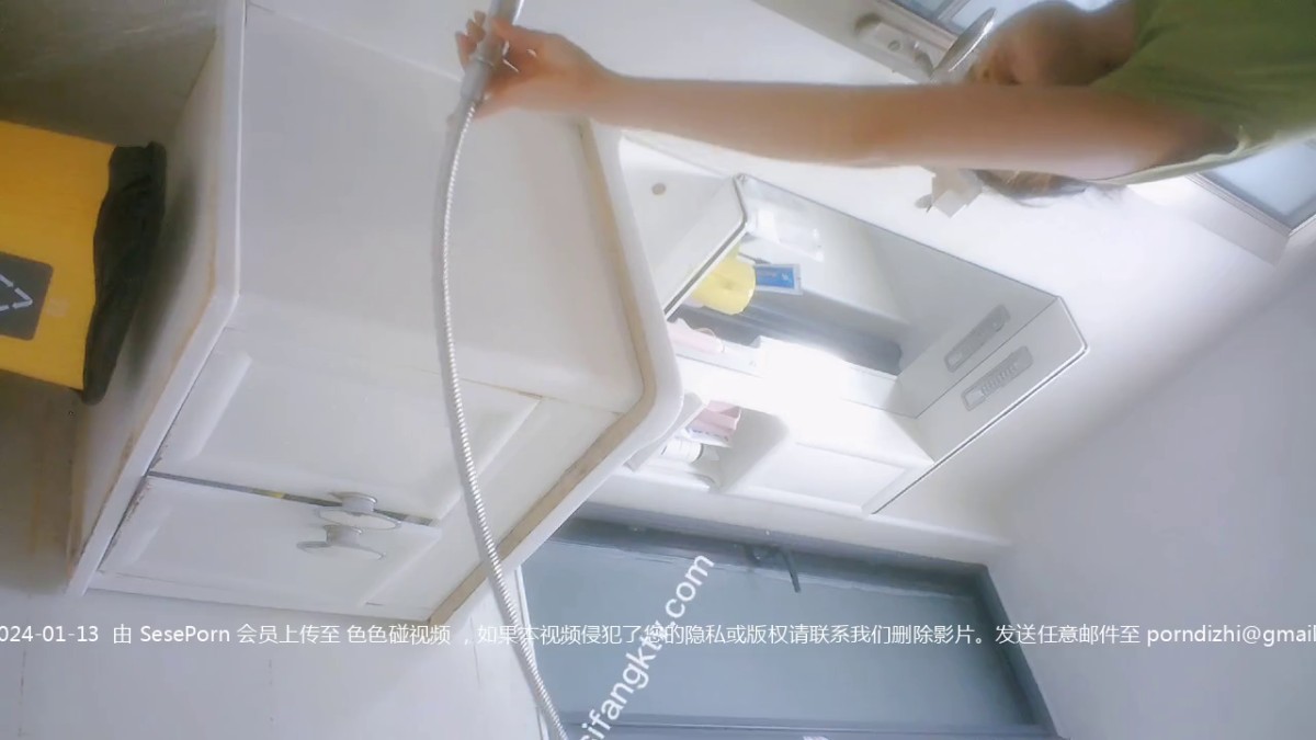 邪恶的房东暗藏摄像头偷拍漂亮的美女租客洗澡