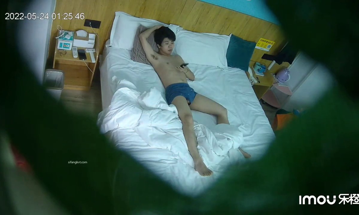 大学城主题酒店学生情侣开房激情造爱，喜欢抽电子烟娃娃脸大奶嫩妹主动出击求