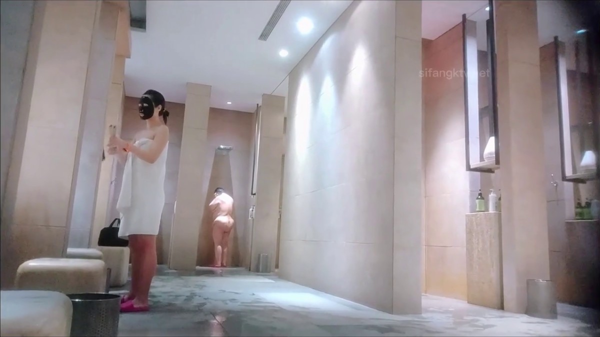 贵在真实！女人坑女人！温泉洗浴女士区内部春色，白花花的女性胴体应接不暇，大奶大屁股，年轻妹的竹笋奶配上无毛逼简直无敌