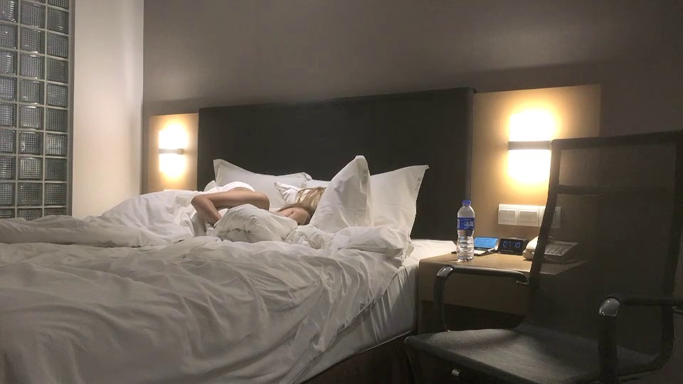 新片速递探花山鸡哥 高价约炮大学毕业不久的无业少女做爱配合任何姿势下面水多啪啪响适合调教