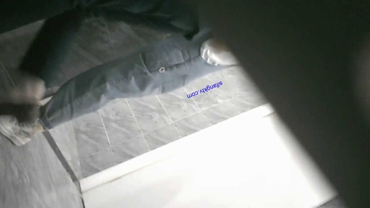 办公楼女厕全景偷拍高跟制服美女同事的小黑鲍