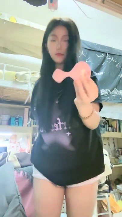 2024年新作，寒假前最后一次的放纵，G奶大学生回归，【班长大人】，女生宿舍，漂亮学生妹脱光自慰51325593班长大人