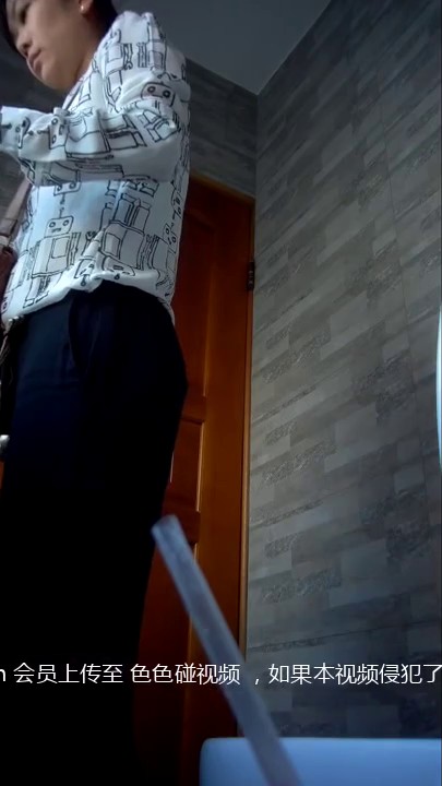 原版野狼偷拍全景71期 用嘴叼着纸巾的小妹鲍鱼好肥美-71 (2)