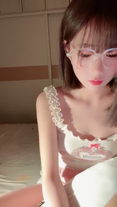 新人，小萝莉美女~质量一等，乖巧可爱，极品红樱桃好美肉思想吃糖