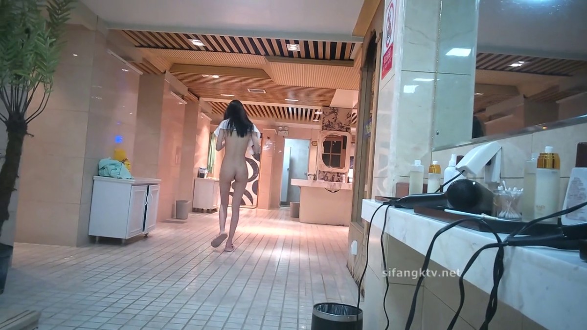 洗浴中心内部员工偷拍高挑大长腿模特妹子 怼着她阴毛拍,腿上功夫了得,夹着浴巾走路