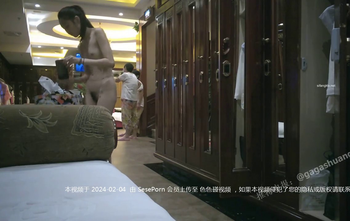 夜總會女廁偷拍短褲抽煙美❤️稀毛肥鮑魚細窄的逼縫