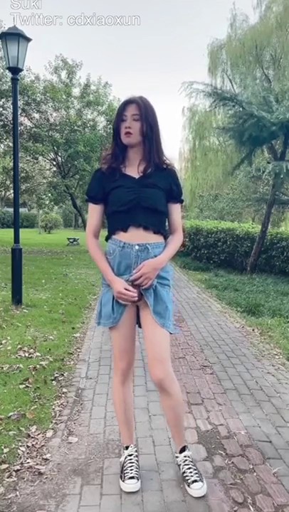 肉丝漂亮伪娘 大白天来到公园掏出鸡鸡边走边撸 附近有老人小孩吵闹 胆子真大 最后射了一地精液肉丝漂亮伪娘