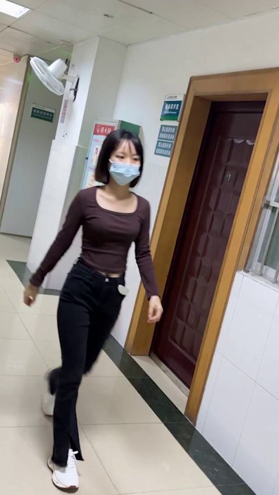 大神潜入医院手持拍摄来医院看病的学生妹、白领、少妇、护士长，满目琳琅各式各样的穴，请选出你最爱的一款