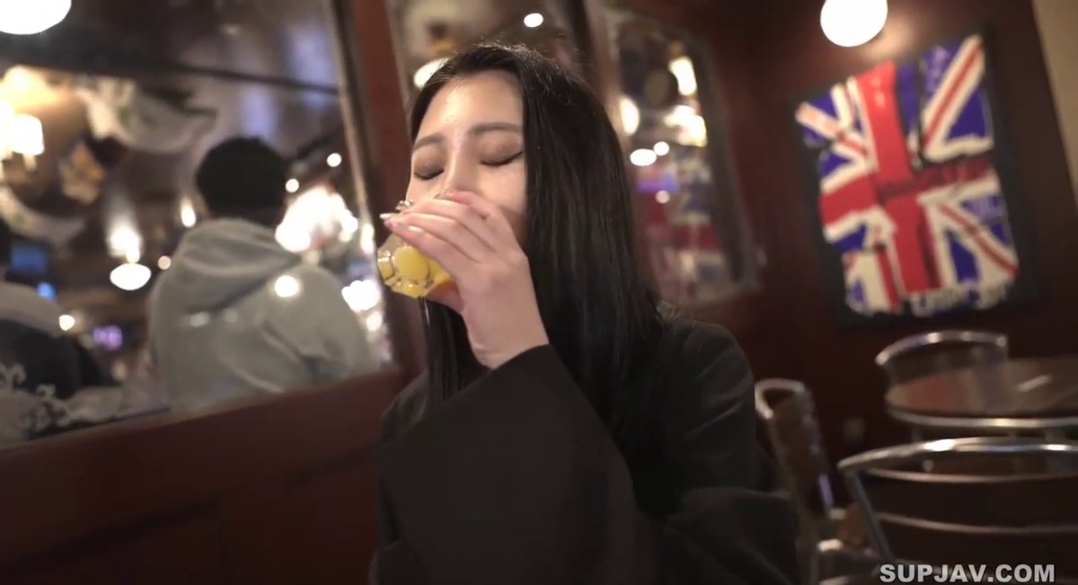 醉玩漂亮大奶美女 被灌醉带回房间在地板上各种玩弄小穴 淫水拉丝 无套输出内射 最后还要在口爆一次醉玩漂亮美女.