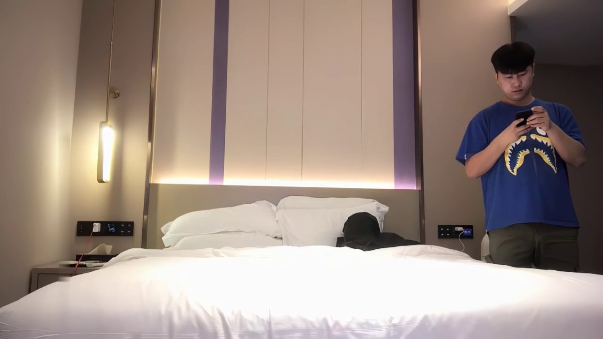 嗲嗲美乳甜美白衣妹子啪啪，舌吻调情摸逼洗完澡口交骑坐后入猛操