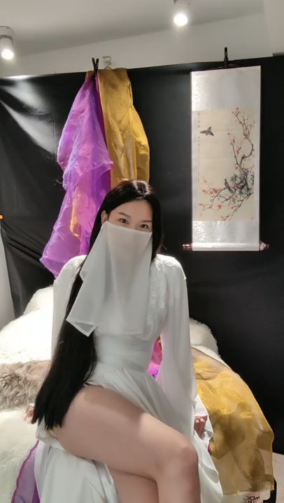 上海戏剧学院毕业，大美女，肤白貌美私下浪荡，性感白丝美腿站着被大鸡巴操，超嫩小骚逼