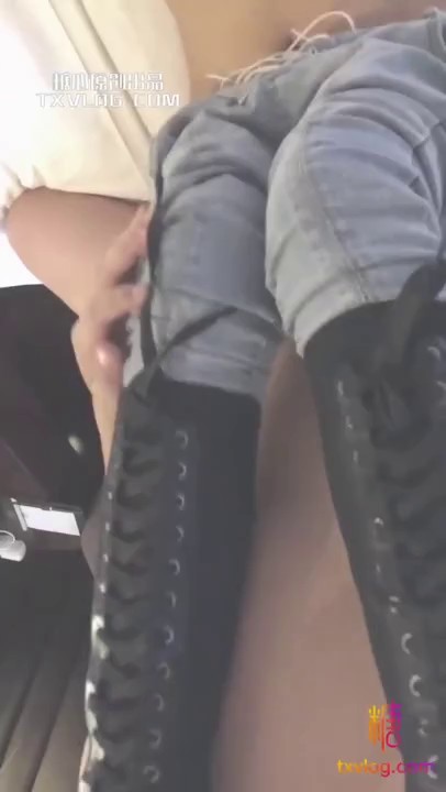 巅峰女神顶级精盆 翘臀骚货牛仔裤半脱 自己抱起美腿露出小骚逼让大鸡巴爸爸插入，极品大长腿反差婊