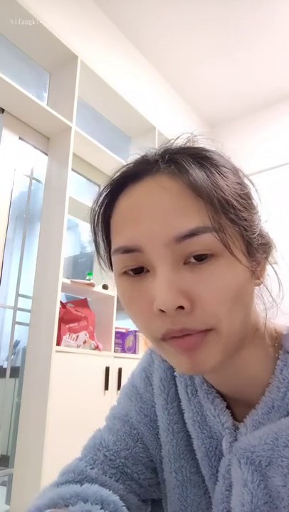 2024年新作，极品女神大学生， 自己抱起美腿露出小骚逼让大鸡巴爸爸插入，家中跟男友炮火连天不停，撒尿洗澡做爱