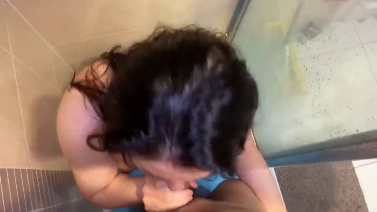 熟女人妻吃鸡啪啪 你两个手指插进去 在淋浴房疯狂吃鸡 撅着大肥屁屁先插肥穴再爆菊花熟女人妻