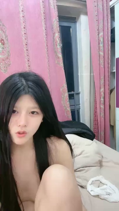 前凸后翘小嫩模！全裸和观众一起打王者极度诱惑