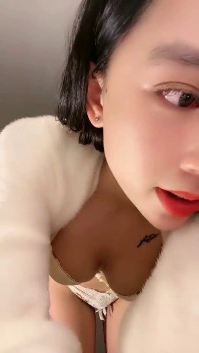 性感尤物！网红美女！给大家秀一波，扭腰摆臀对着镜头，多毛骚逼掰穴，翘起屁股极度诱惑