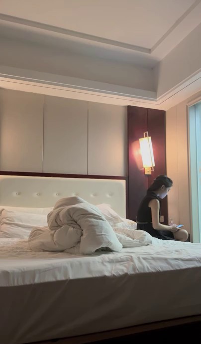 2023-2-27【柬埔寨探花】包养的漂亮妹妹，苗条身材大长腿，趴在身上吃大吊，口活很棒