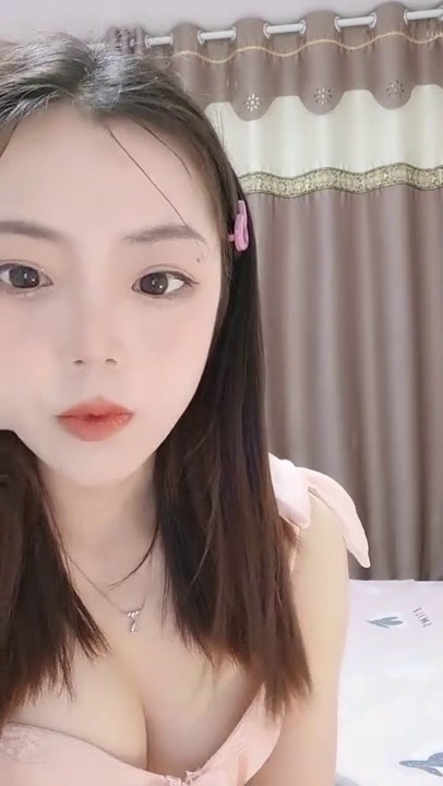 2024年2月，学妹刚下海，超可爱小仙女，把奶子捏成爱心形状送给你