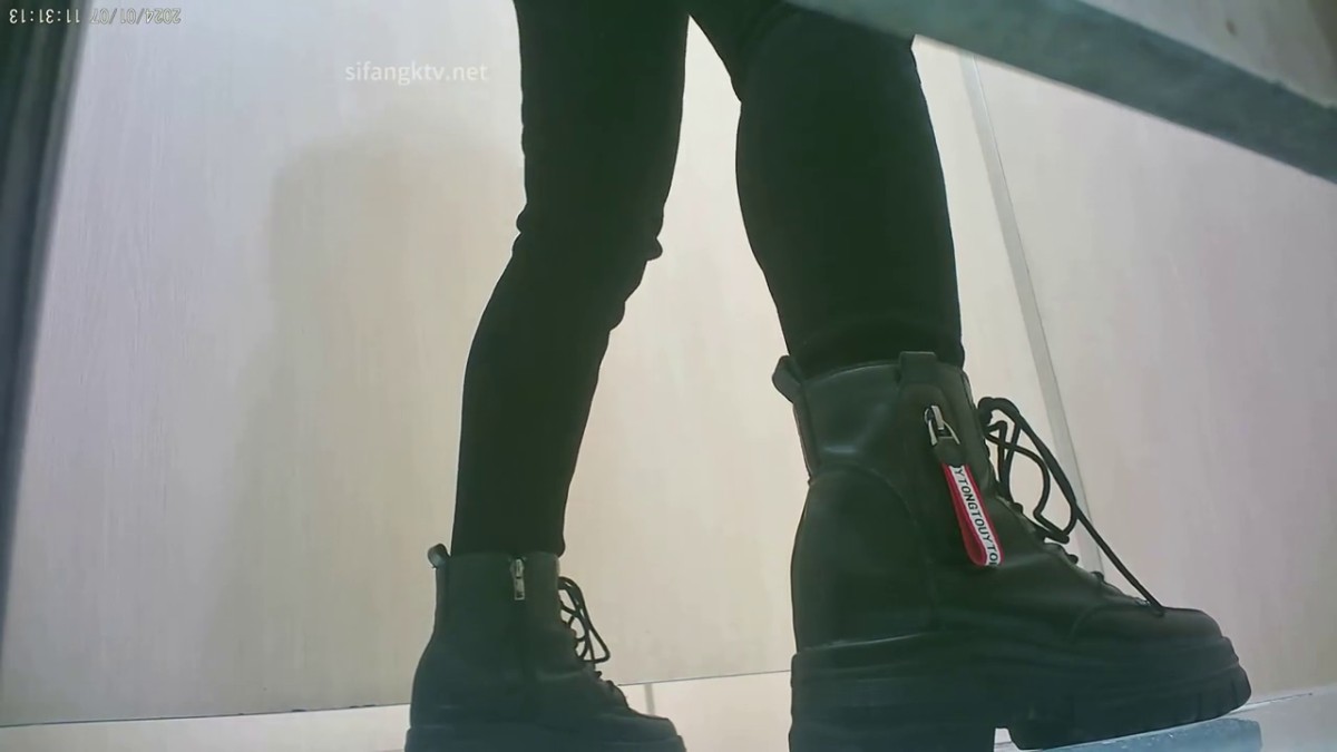 二月新流出厕拍大神潜入商场 隔板女厕高清侧后角度偷拍顾客尿尿黑靴美女吊着长长血丝