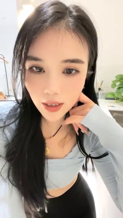 -2024年2月，御姐下海！我靠！超漂亮【小美一线天】，气质大美女，一根棒子把自己玩得湿漉漉