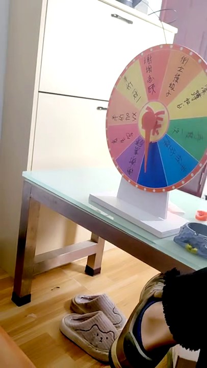 气质尤物美女！难得收费房酒店大战！浴室跪地吃吊，穿上黑丝袜开草，扶吊洞口磨蹭，骑乘位怼入