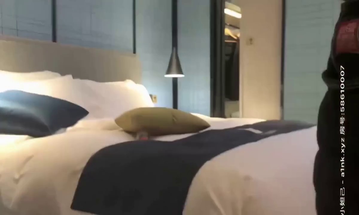 漂亮肉丝美女吃鸡啪啪 你逼好嫩 我出不来 身材高挑大长腿 有点害羞说太亮要关灯