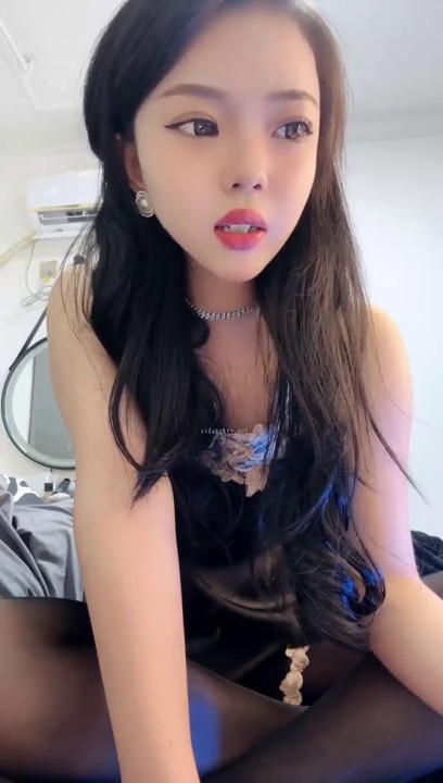 3月，新人！校花下海！啊啊啊！好美，穿上刚买的情趣小肚兜，给大哥们看看