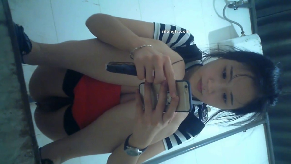 厕拍大神潜入市郊农家乐简易女厕 偷放设备偷拍女食客尿尿紫色背心妹子对着摄像头看