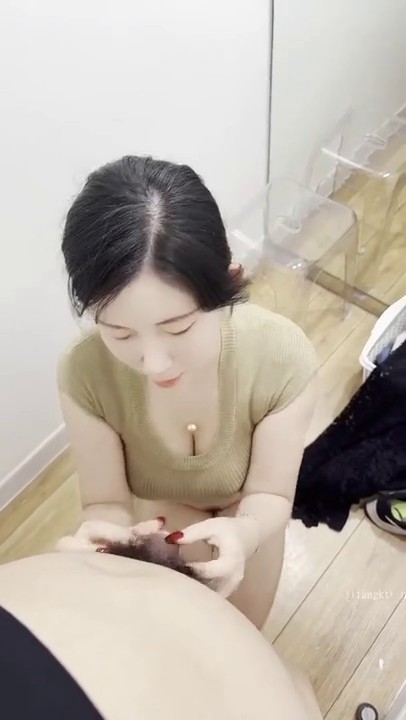 李雅和网友在商场试衣间啪啪