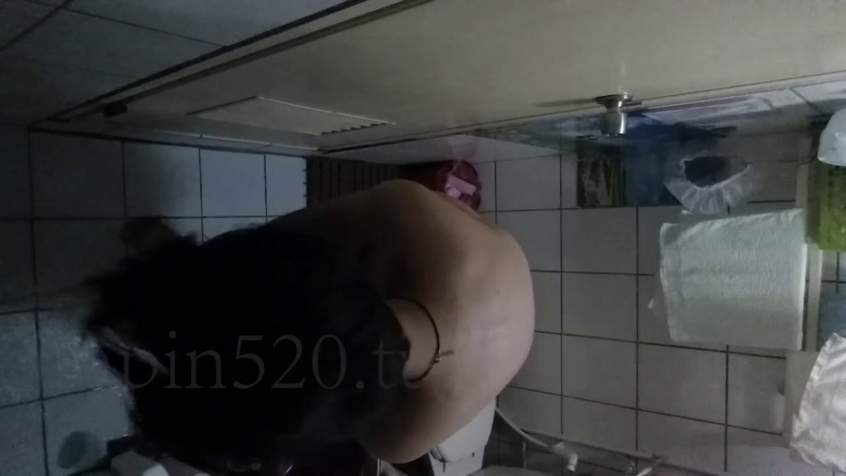 咸湿房东浴室偷装摄像头 偷拍身材苗条的大学生女租客洗澡妹子屁股有个大胎痣