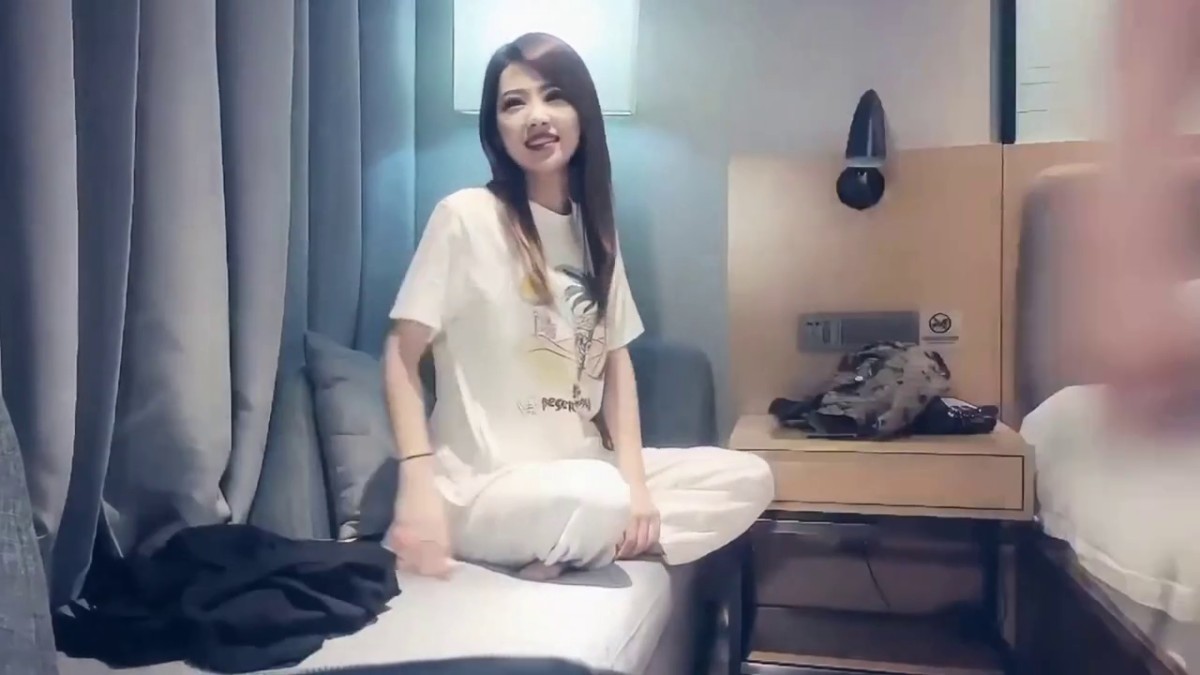 漂亮小少妇吃鸡啪啪 看看什么户形 看什么好户形 啊啊好大轻点肚子痛 被各种姿势猛怼