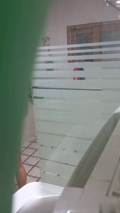 咸湿房东浴室偷窥 大学生女租客2次淋浴，她先用浴巾擦了阴部和肛门