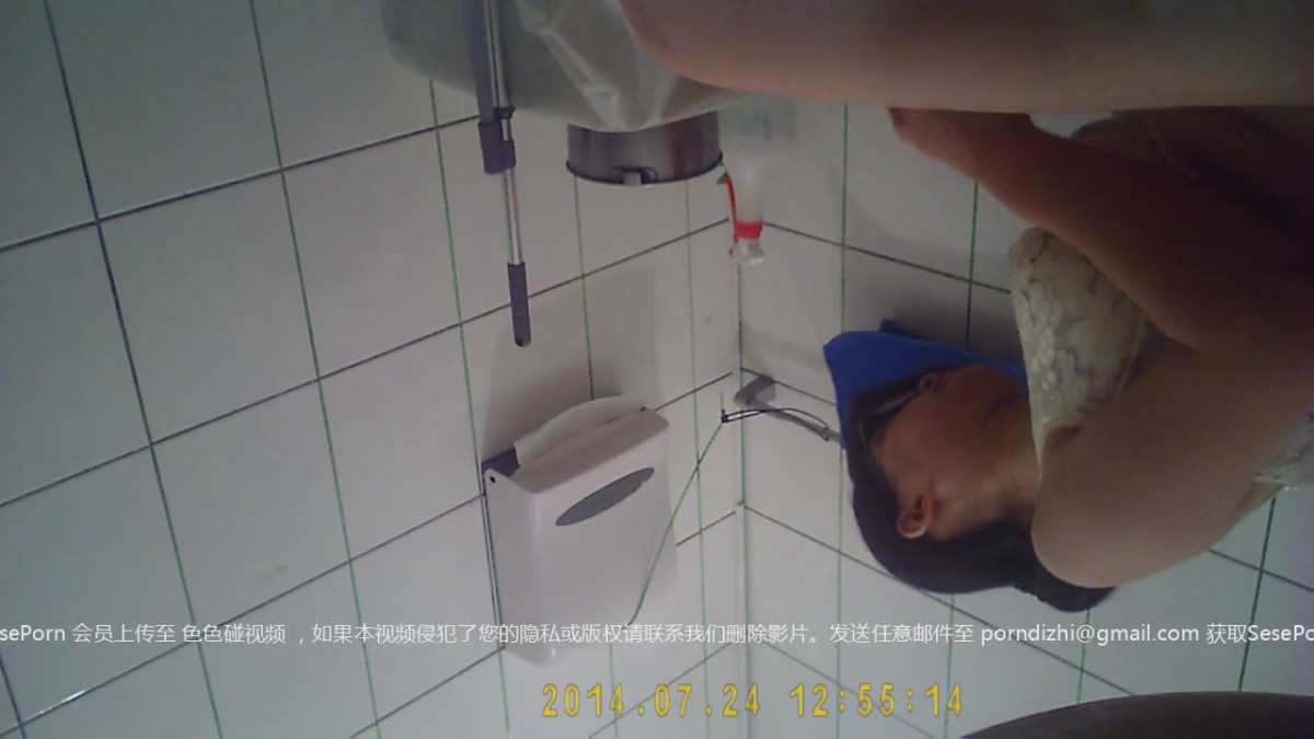 公司偷拍女员工换衣服上厕所,看了奶子又看逼