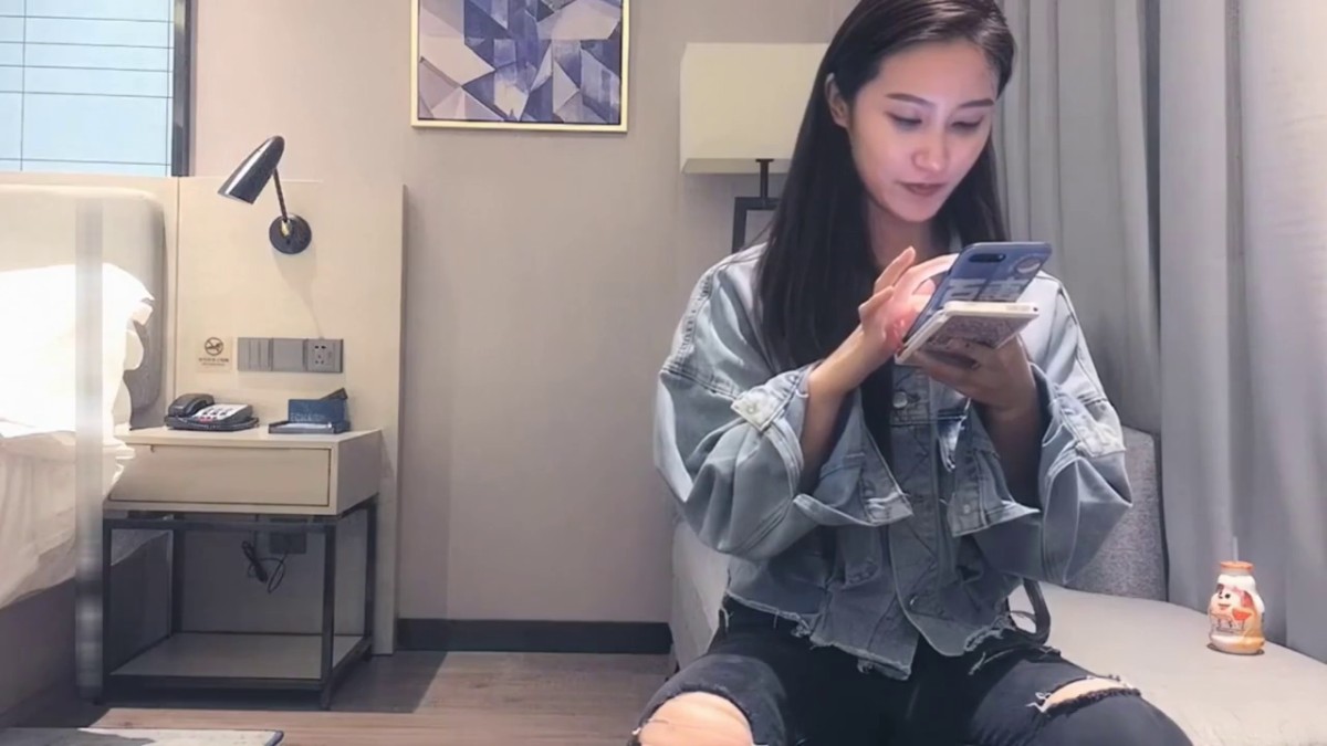 牛仔裤美女吃鸡啪啪 我要你操我 用手不舒服 啊啊爸爸操我 快点射我不行了 长的很标致笑容甜美 在沙发被肥哥多姿势猛怼