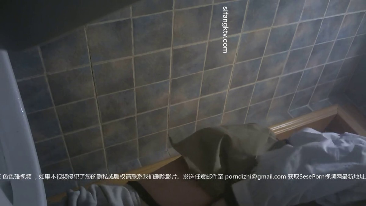 小吃店女厕全景偷拍 服务员撅屁股尿尿