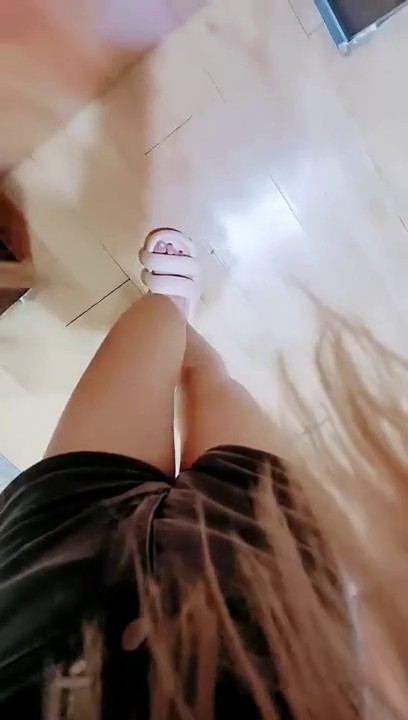 天然白虎黄毛御姐，才20出头的美眉！黑丝美腿 勾引臭弟弟操她！