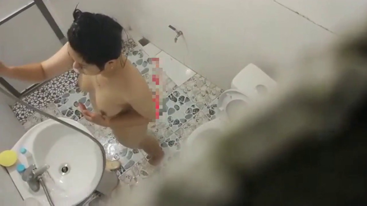 晚上喝点酒壮胆趴浴室墙头 偷窥在美容院上班的邻居小妹洗澡用沐浴露仔细洗逼.