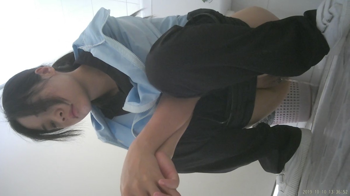 《未流出电子厂》这个妹子的B毛是刮过了吧 稀疏的阴毛胡渣子冒尖