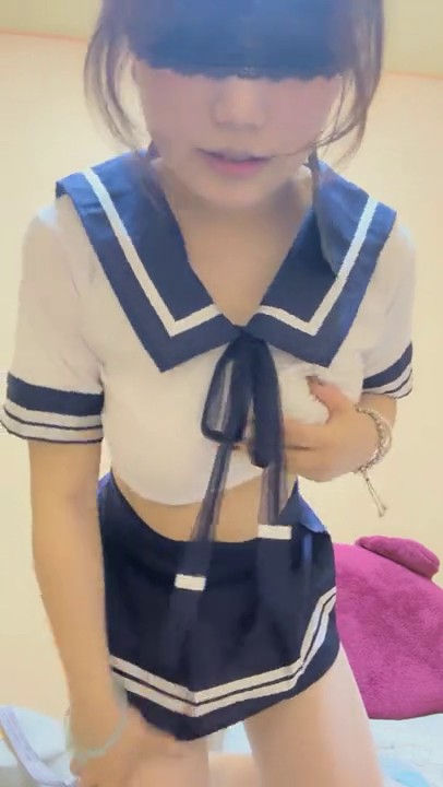 学生情趣装！E罩杯巨乳妹妹！一对豪乳呼之欲出，收费房大尺度，白丝袜肥臀，假屌骑乘位，大奶子直晃动