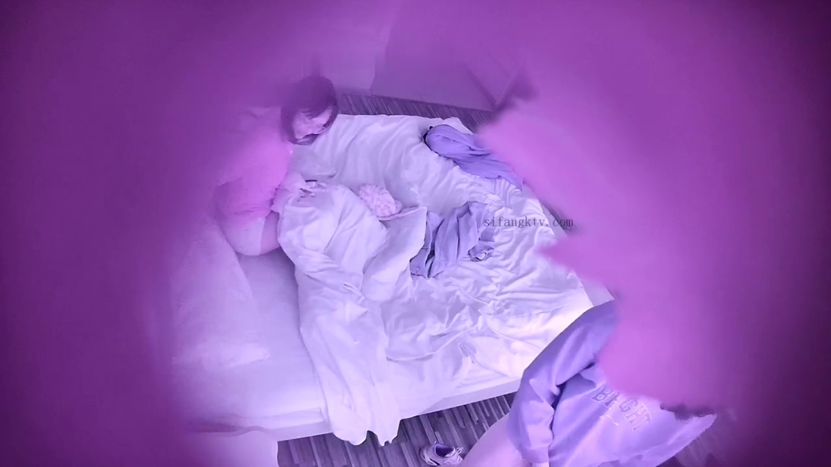 2024-3-28新流出酒店偷拍 大学生情侣开房眼镜妹被男友逼逼涂抹润滑油前后开发