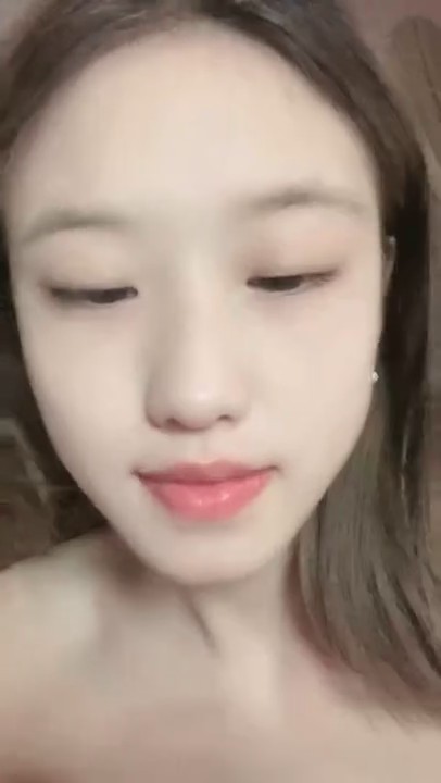 清纯尤物学生妹！外表甜美乖巧！超嫩馒头肥B，掰开嫩穴特写看洞，翘起屁股干净嫩穴，极度诱惑