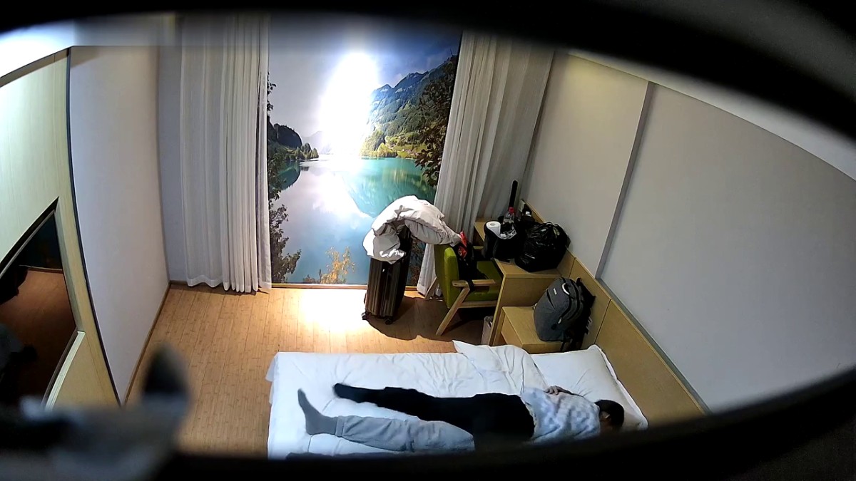 《萤石云破解》小伙带着漂亮女友酒店开房各种姿势啪啪