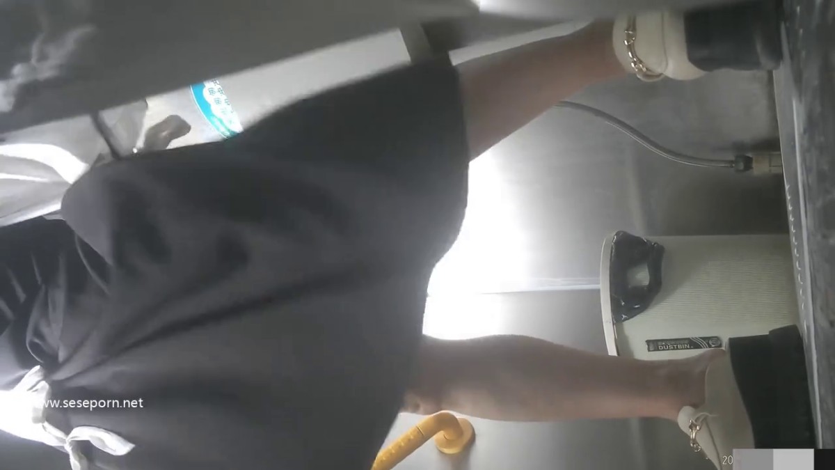 -学院女厕偷拍黑裙美女 微毛肥鲍鱼极其的粉嫩