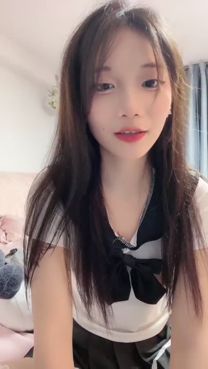 文静乖巧甜美！学生制服收费房！怎么玩多可以，跳蛋假屌双管齐下，地上骑乘位，深插骚穴受不了