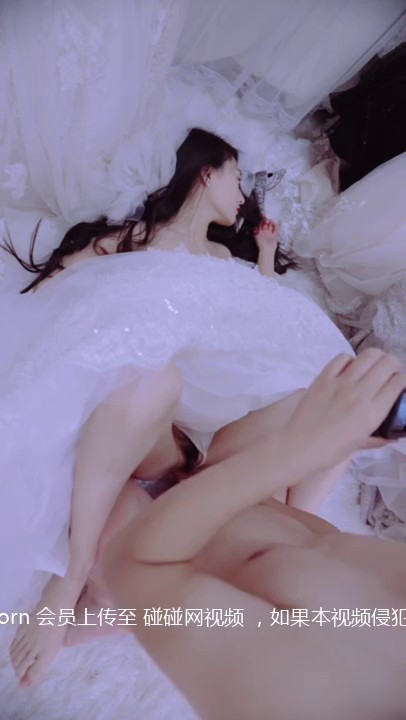极品娇妻 气质高冷颜值绝美的娇妻穿着婚纱任人无套狂艹，不吭声，强忍着！