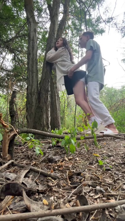 【姐弟恋露脸户外】，好身材颜值反差婊驾车树林野战，被小伙颜射一次，内射一次